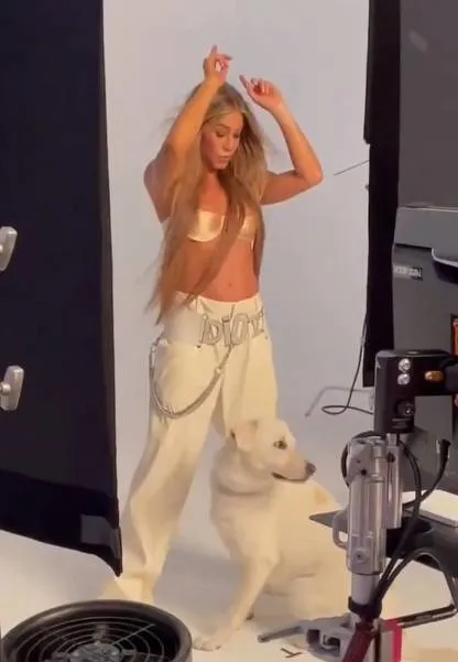 Jennifer Aniston (bijna 57) verklapt hoe ze zo 'in shape' blijft, en deze heerlijke foto's zijn daar nog eens het bewijs van