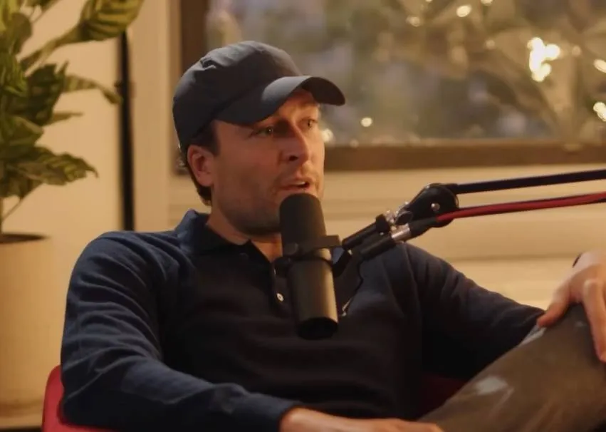 Wat zal Sarah daarvan vinden!? Viktor Verhulst onthult aan vader Gert dat hij 'twee grote blote borsten' in huis haalde