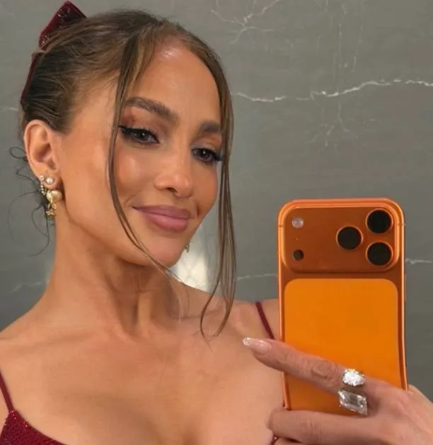 Normaal wordt iedereen wild van de foto's van Jennifer Lopez, nu krijgt ze bakken kritiek na selfie: "Aandacht nodig?"