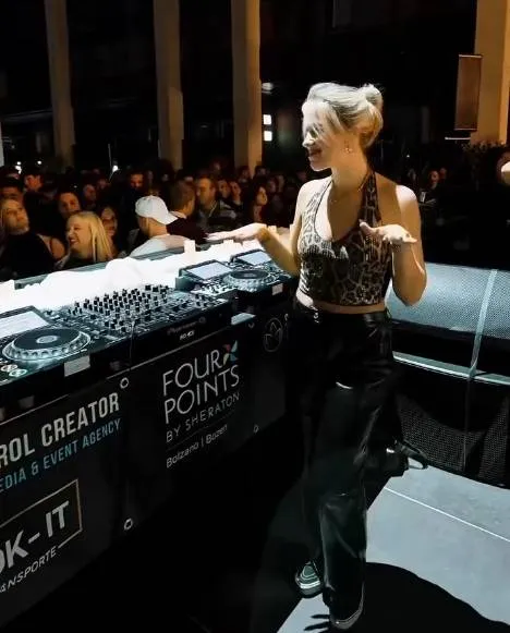 Nederlandse DJ-babe Romy draait plaatjes in snikhete outfits en da's altijd genieten (foto's)