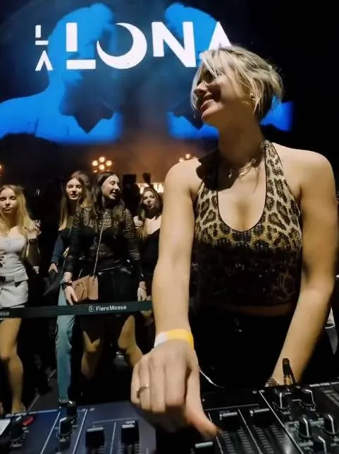 Nederlandse DJ-babe Romy draait plaatjes in snikhete outfits en da's altijd genieten (foto's)