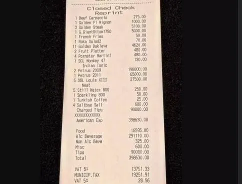 Salt Bae (nog maar eens) hard aangepakt nadat hij hallucinante rekening van klanten deelt: "Dit is eigenlijk gênant!"