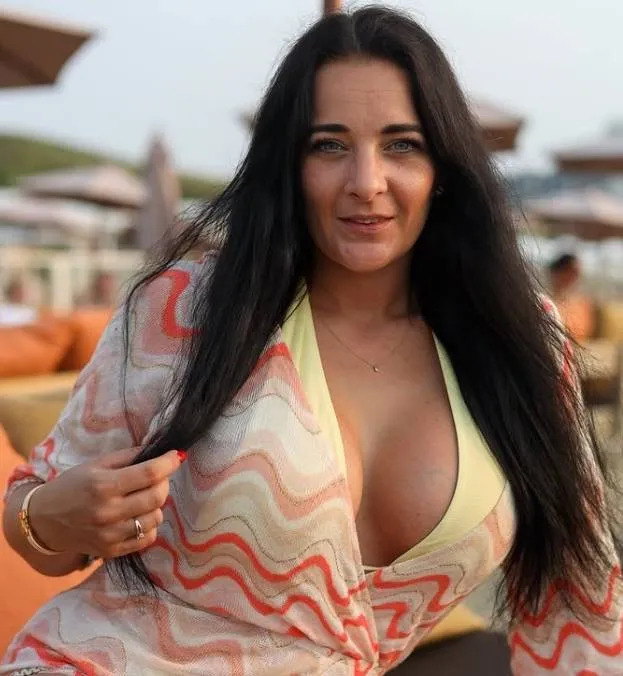 Nicolleke uit 'Massa is Kassa' deelt bikinifoto's en de commentaren zijn weer episch: "Topje te klein voor de hoeveelheid t**t!"