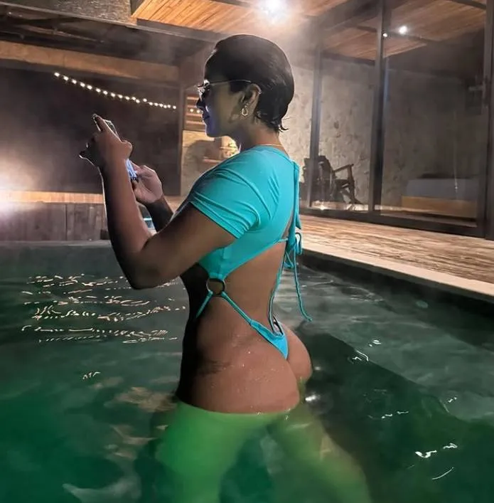 'Heetste verkeersagente ter wereld' neemt ons mee in de welness en zet haar billenwerk ferm in de kijker (foto's)