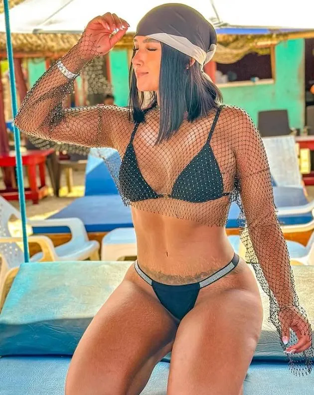 'Heetste verkeersagente ter wereld' neemt ons mee in de welness en zet haar billenwerk ferm in de kijker (foto's)