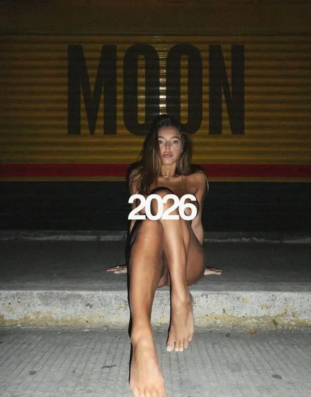 Luna Stevens gaat volledig uit de kleren om haar 'pikante' kalender voor 2026 te promoten: "Jij bent episch, babe!"