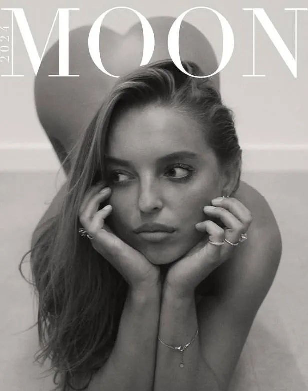 Luna Stevens gaat volledig uit de kleren om haar 'pikante' kalender voor 2026 te promoten: "Jij bent episch, babe!"