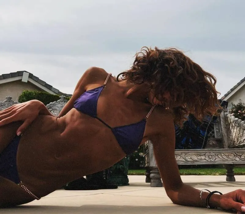 Bianca Van Damme, dochter van Jean-Claude, poseert 'lichtjes' gekleed en toont haar afgetrainde lijf (foto's)