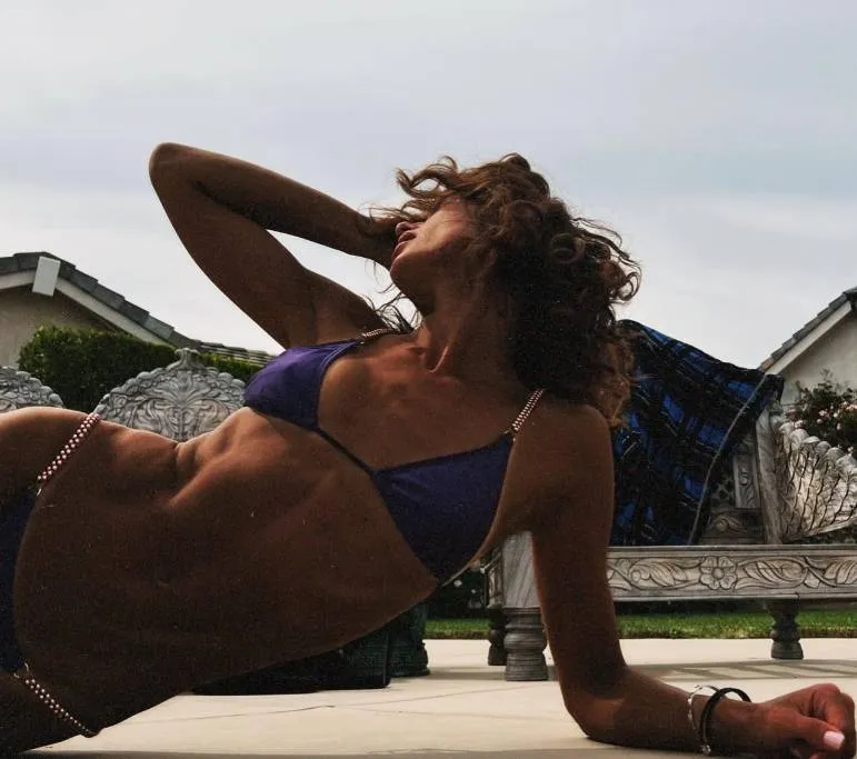 Bianca Van Damme, dochter van Jean-Claude, poseert 'lichtjes' gekleed en toont haar afgetrainde lijf (foto's)