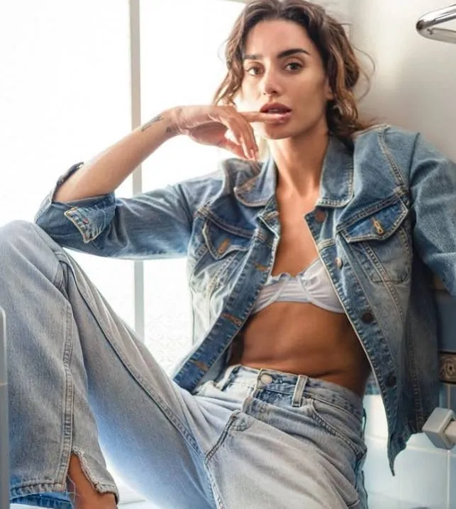 Bianca Van Damme, dochter van Jean-Claude, poseert 'lichtjes' gekleed en toont haar afgetrainde lijf (foto's)