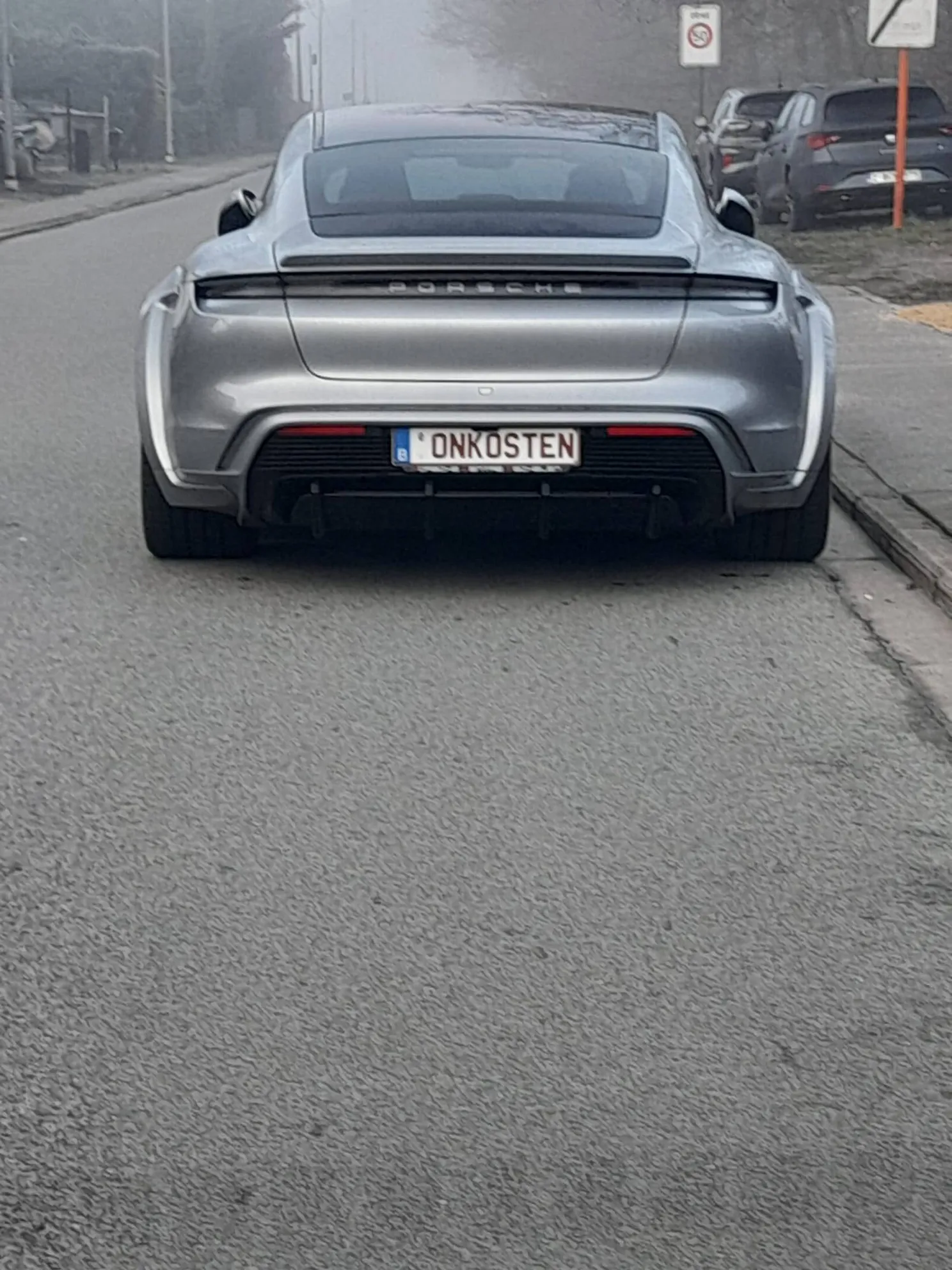 Vlaamse Porsche-eigenaar trekt aandacht met bijzondere nummerplaat: "Met z'n boekhouder samengezeten..."