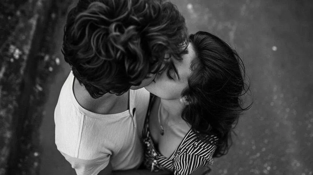 black-white-kissing-portrait-23-2151191572-66f85ba44995e-1-68bb54ac59129 (1)