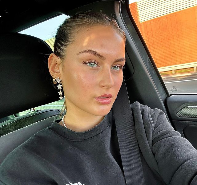 NL babe Lola Hesseling weet ons te verleiden met haar zwoele blik!