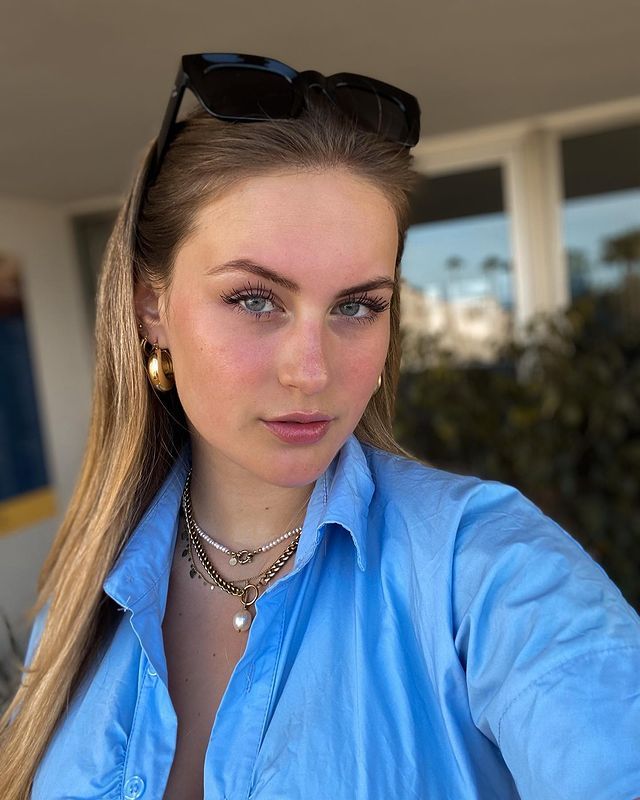 NL babe Lola Hesseling weet ons te verleiden met haar zwoele blik!