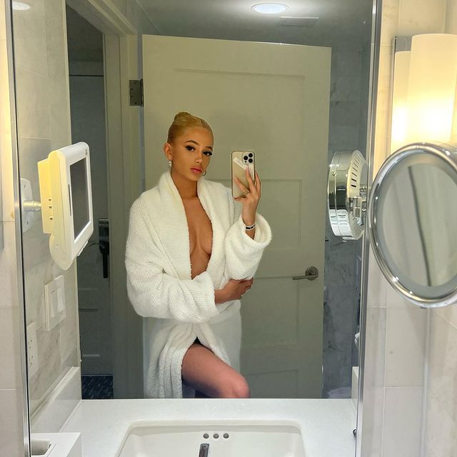 Angel Perea is één van de nieuwste sexy babes van Dan Bilzerian!