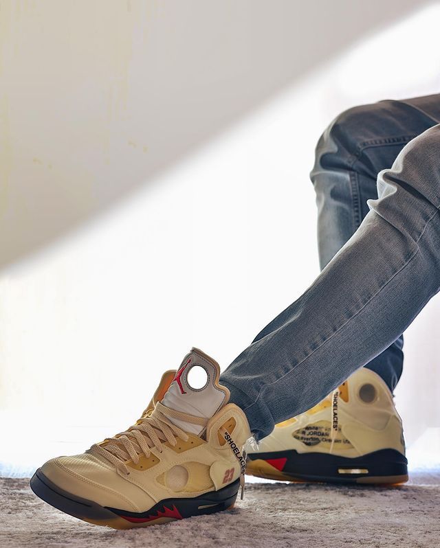 Bruce Hatoo is met zijn kleurrijke kiekjes de sneakerking van social media!