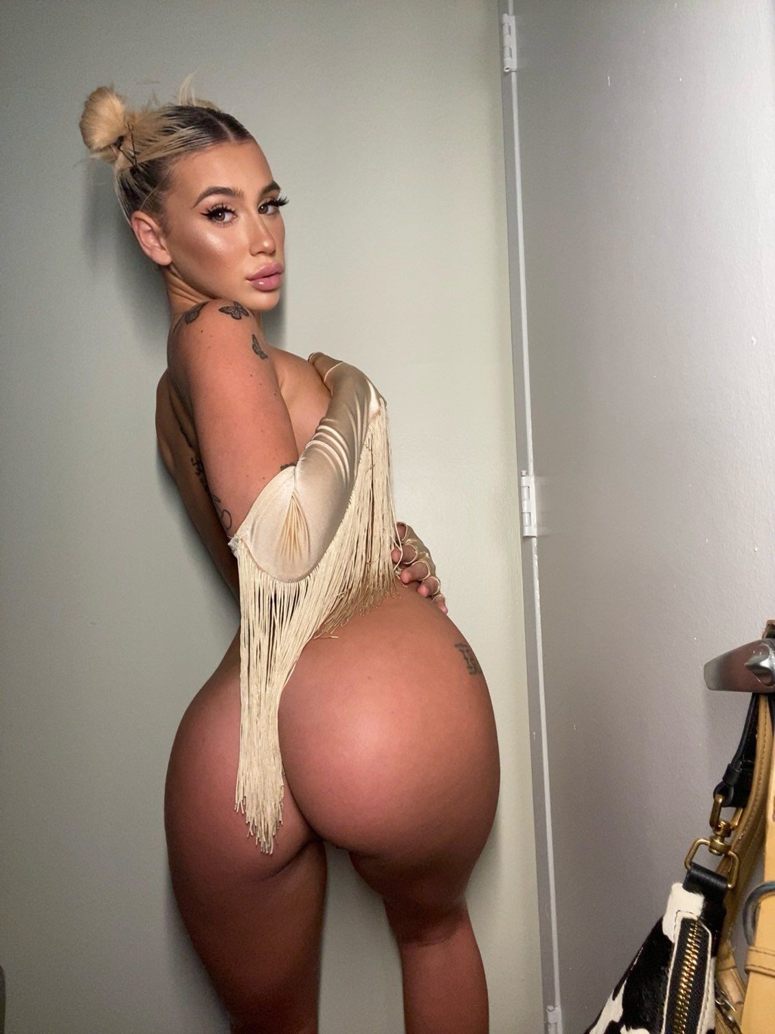 De ondeugende Zoe Consagra stel je waarschijnlijk niet zo snel voor aan je ouders!