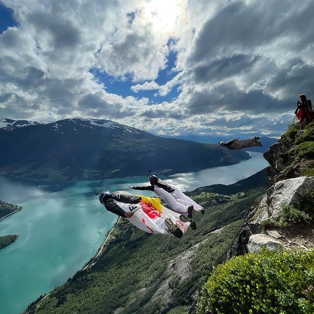 Kijk rond om je heen in deze 360 graden GoPro wingsuit video!