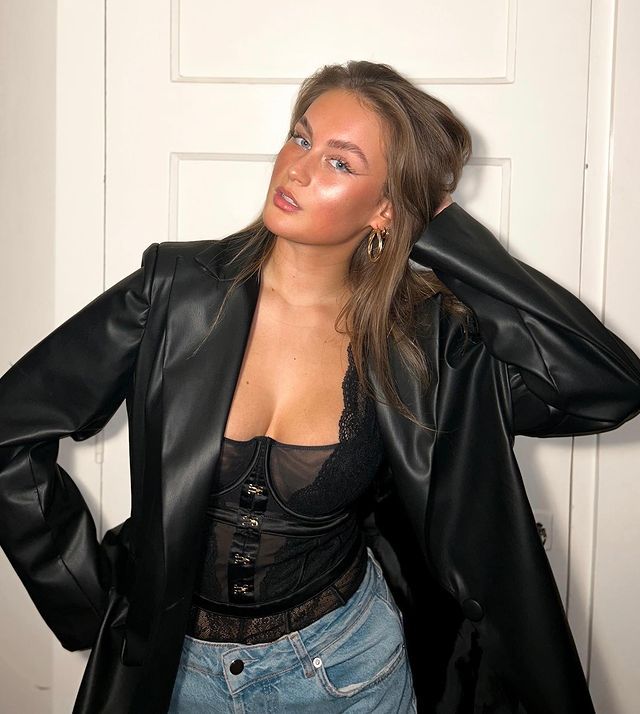 NL babe Lola Hesseling weet ons te verleiden met haar zwoele blik!