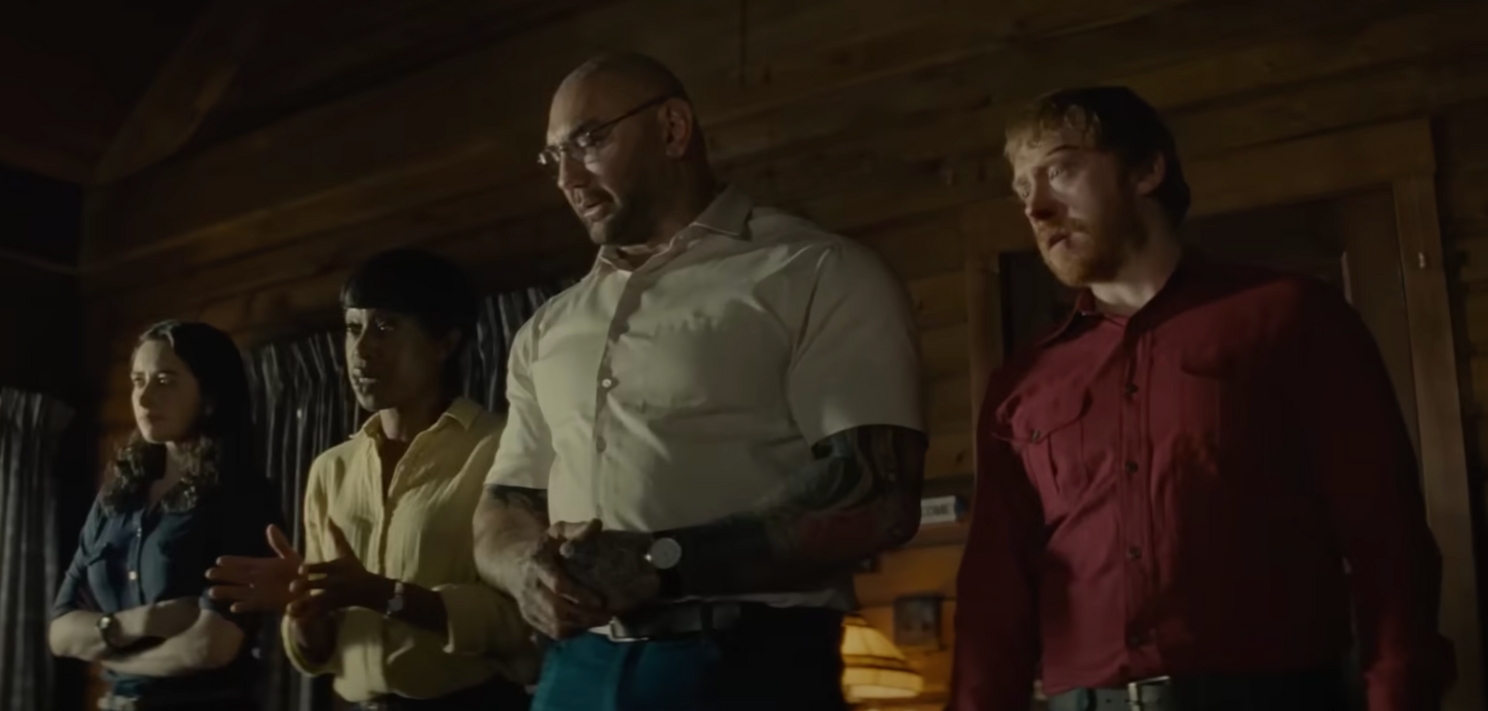 Knock at the Cabin: offer één gezinslid om de apocalypse te voorkomen! (trailer #1)