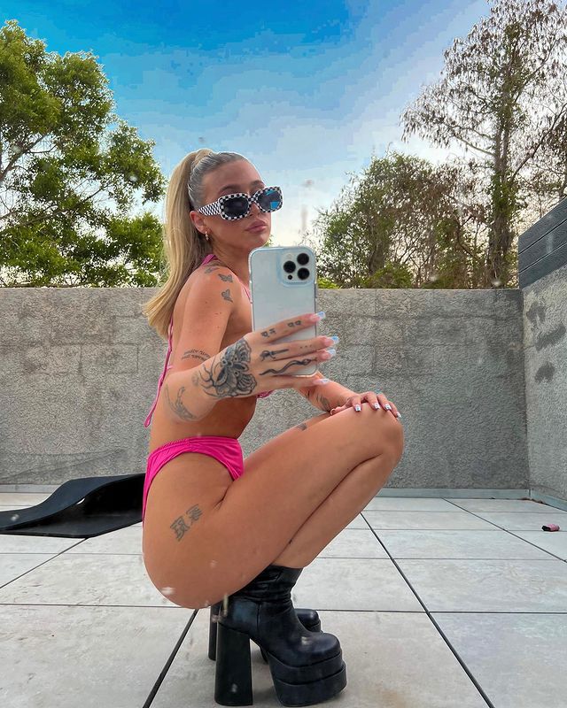 De ondeugende Zoe Consagra stel je waarschijnlijk niet zo snel voor aan je ouders!