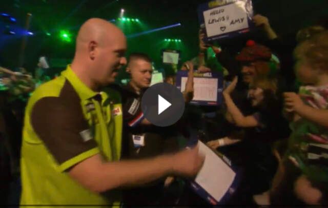 Beelden zoon Gary Anderson is voor Van Gerwen tijdens duel met vader