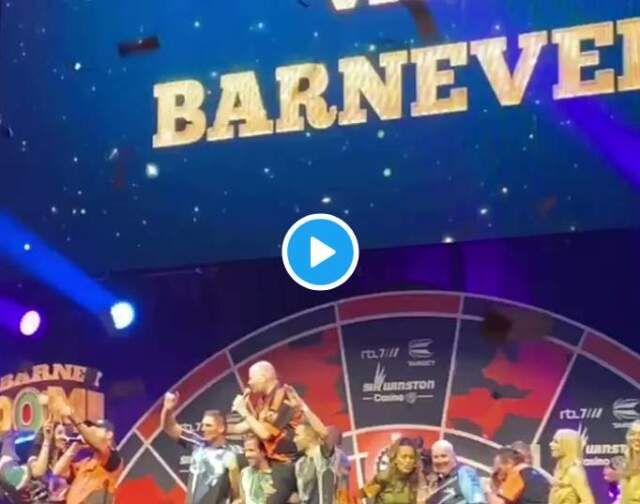 Raymond van Barneveld en Robin van Persie winnen BarneyDome