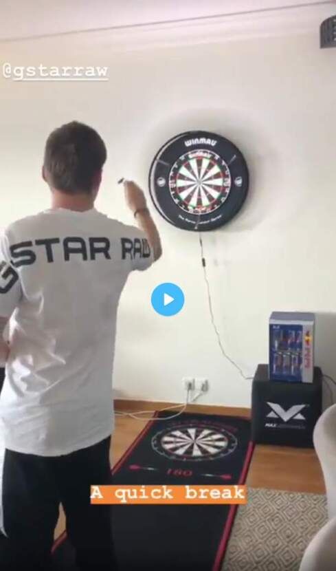 VIDEO: Max Verstappen toont zijn talent ook aan het dartbord