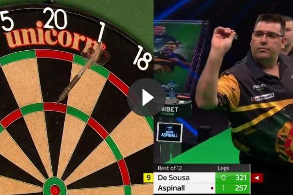 VIDEO: Jose de Sousa gooit een 9-darter na bizarre eerste leg