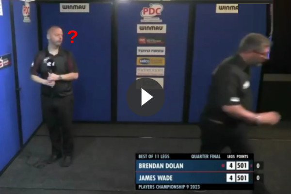 VIDEO: James Wade zet het tijdens de partij op een lopen om deze bijzondere reden