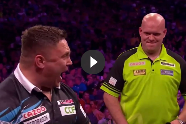 VIDEO: Grappig moment tijdens de Premier League finale nadat dit gebeurde