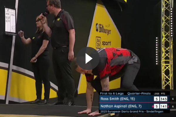 VIDEO: Dit bizar moment deed zich voor aan het eind van duel Aspinall & Smith
