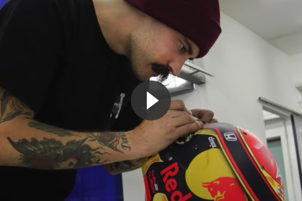 Opvallende Italiaan op World Cup of Darts spuit de helmen van deze Formule 1 coureurs