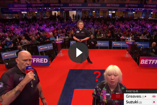 VIDEO: Mikuru Suzuki begaat blunder zoals je niet vaak ziet op World Matchplay