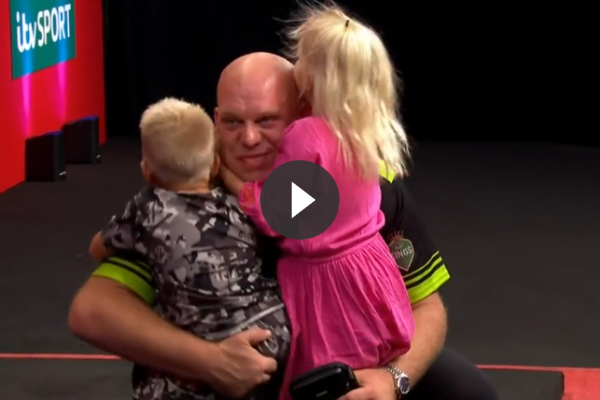 Prachtige beelden van Michael van Gerwen's kinderen die na winst podium op rennen