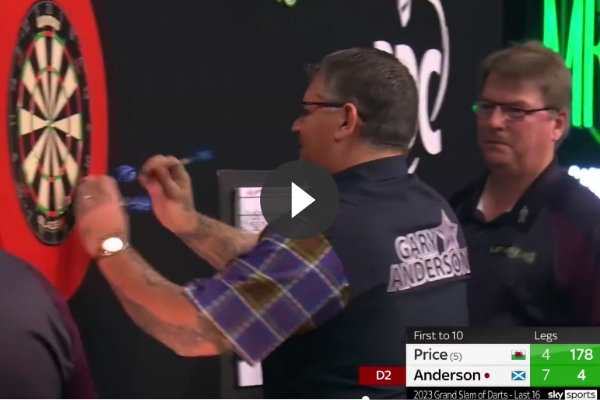Gary Anderson beging in zijn duel met Gerwyn Price toch weer een overtreding