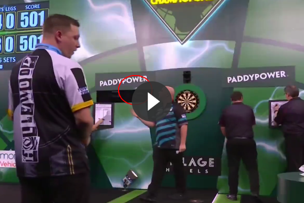 Rob Cross voert trickshot uit tijdens waanzinnige comeback op weg naar halve finale WK