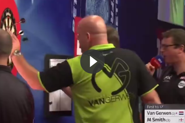 Pijnlijk moment tussen Michael Smith en Michael van Gerwen in halve finale World Matchplay