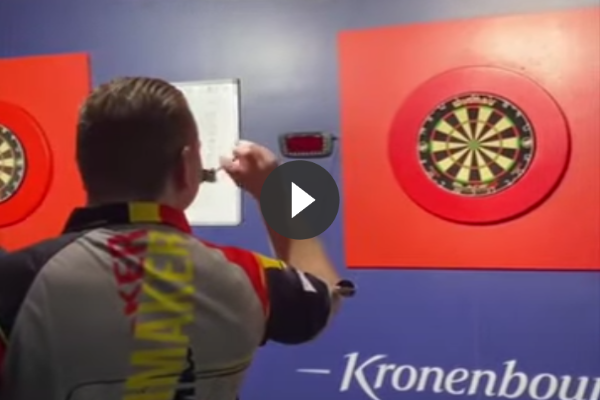 Dimitri van den Bergh steelt de show met deze trickshot achter de schermen