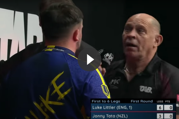 Dit moment was er vandaag tussen Luke Littler en Russ Bray in Nieuw-Zeeland