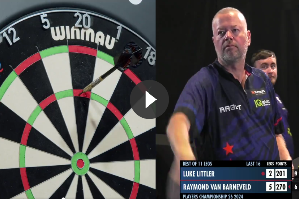 Beelden van laatste moment tussen het duel van Raymond van Barneveld en Luke Littler