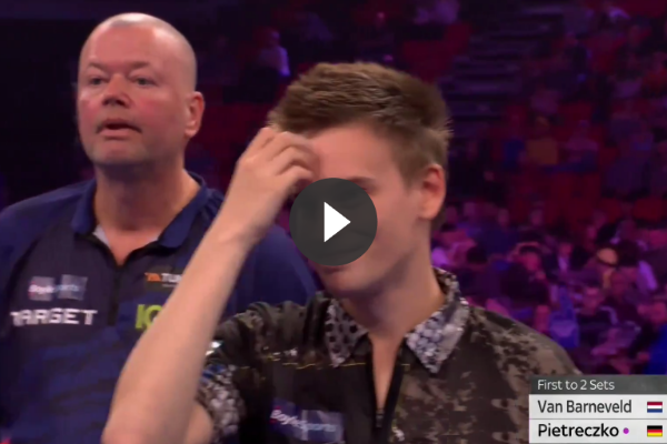 Ricardo Pietrezko pijnlijk in de fout tijdens duel met Raymond van Barneveld op WGP