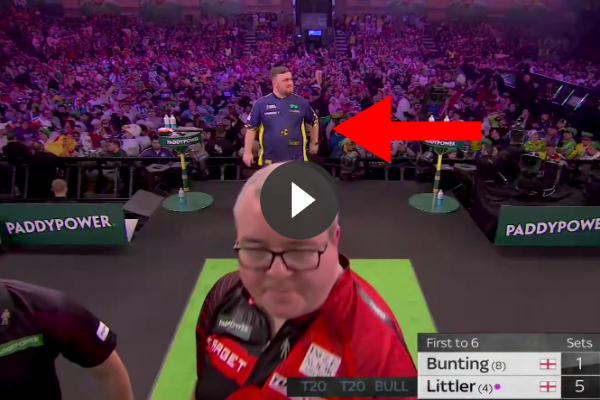 VIDEO: Stephen Bunting toont ballen en daagt Luke Littler uit die vervolgens dit doet