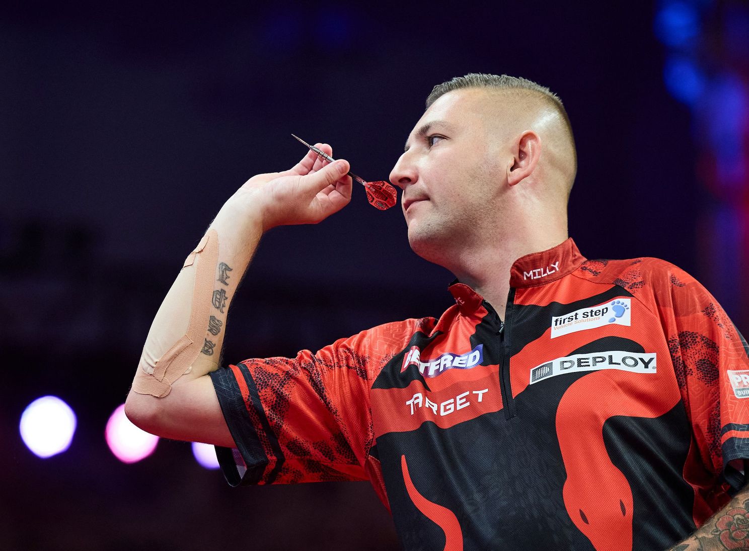 "Heb hem een bericht gestuurd dat hij thuis moest blijven" - Nathan Aspinall treft Dave Chisnall in tweede ronde Swiss Darts Trophy