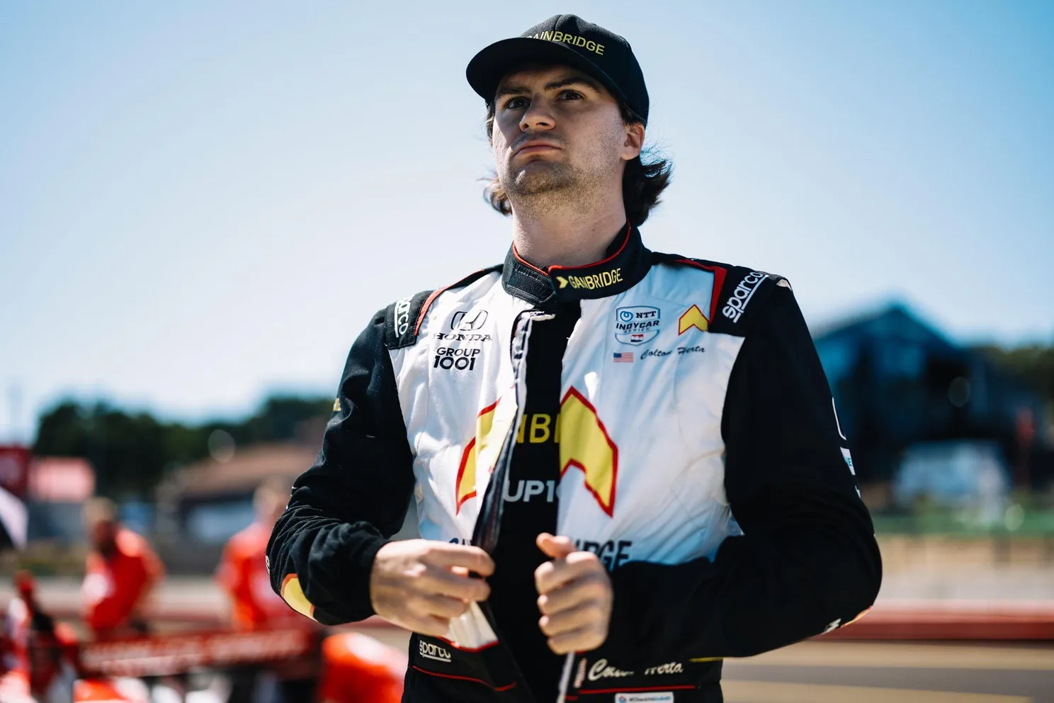 Lewis Hamilton verruilt F1 auto voor straaljager, Victoria Verstappen haalt broer Max onderuit