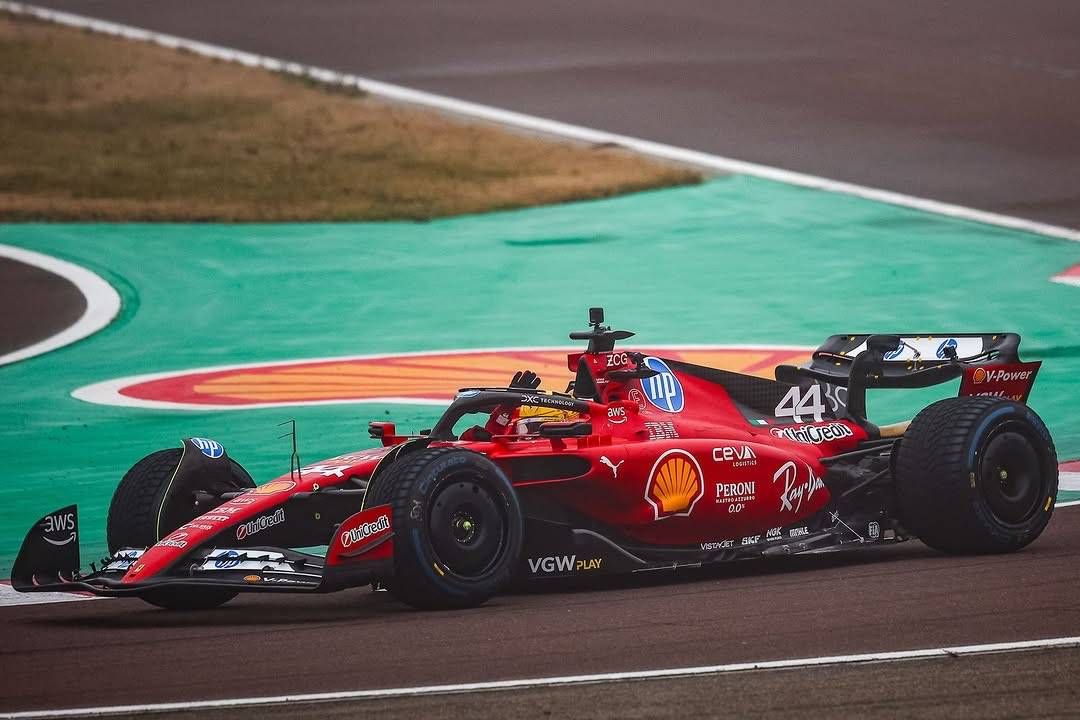 ZIEN: Lewis Hamiltons eerste meters als een Ferrari-coureur