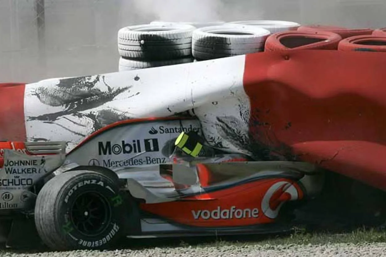 Häkkinen blaast zijn motor op in de laatste ronde, megacrash bij de start