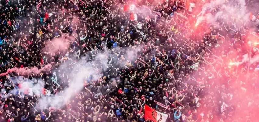 Selectie Feyenoord gehuldigd op Coolsingel in Rotterdam