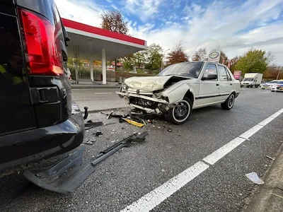 op de john f kennedylaan in eindhoven zorgt een ongeluk dinsdag aan het eind van de middag voor flinke verkeershinder het verkeer richting het centrum staat grotendeels vast