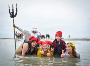 oostduinkerke koksijde knuffelduik 2023 groepje foto sofhie legein 300x221